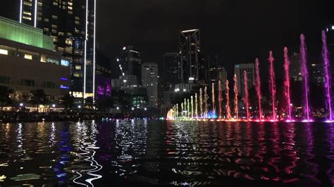 El Concierto de Reflejos: Una Noche Mágica en Kuala Lumpur!