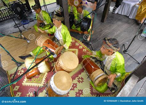  El Concierto de Teressa: Una Fusión Explosiva entre Música Tradicional Malaya y Ritmos Urbanos