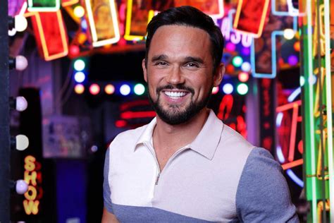 ¡El Éxito Atronador de Gareth Gates: Una Noche Romántica! La Voz de Oro Británica Conquista Madrid